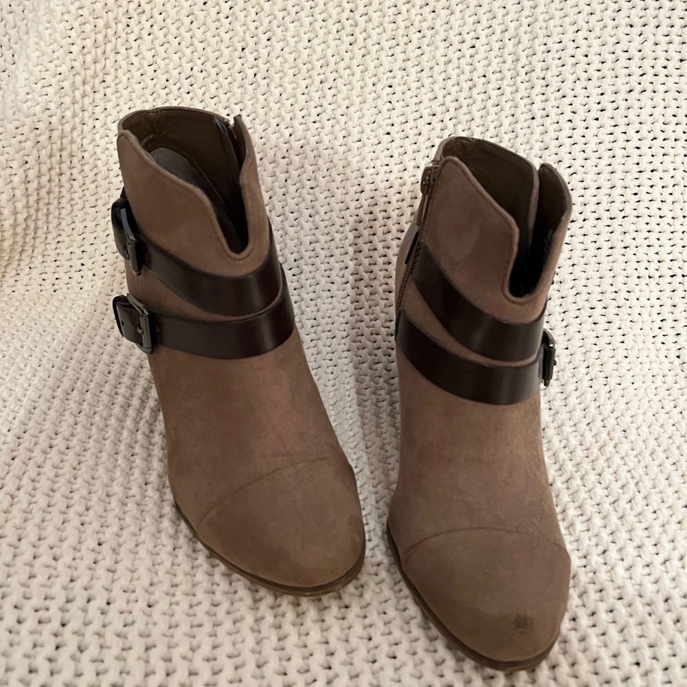 Gently Used Carlos Santana Booties!